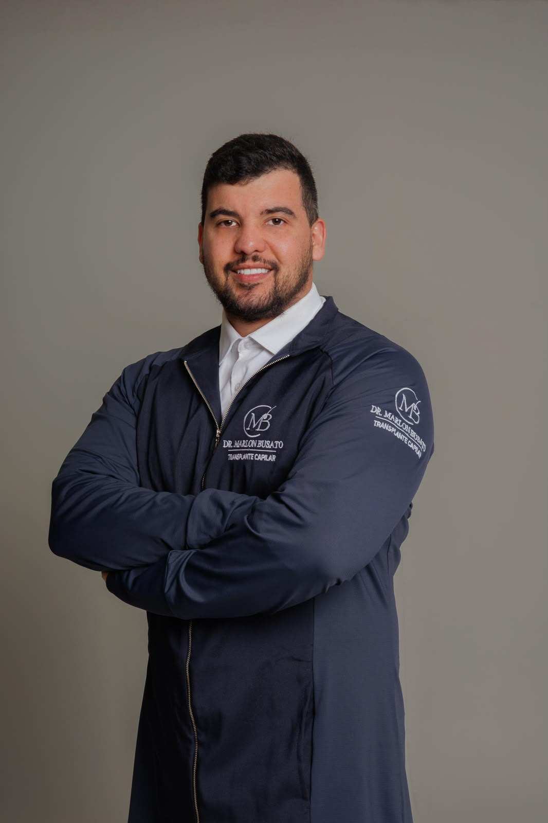 Dr. Marlon Busato, médico, em retrato no consultório em Curitiba